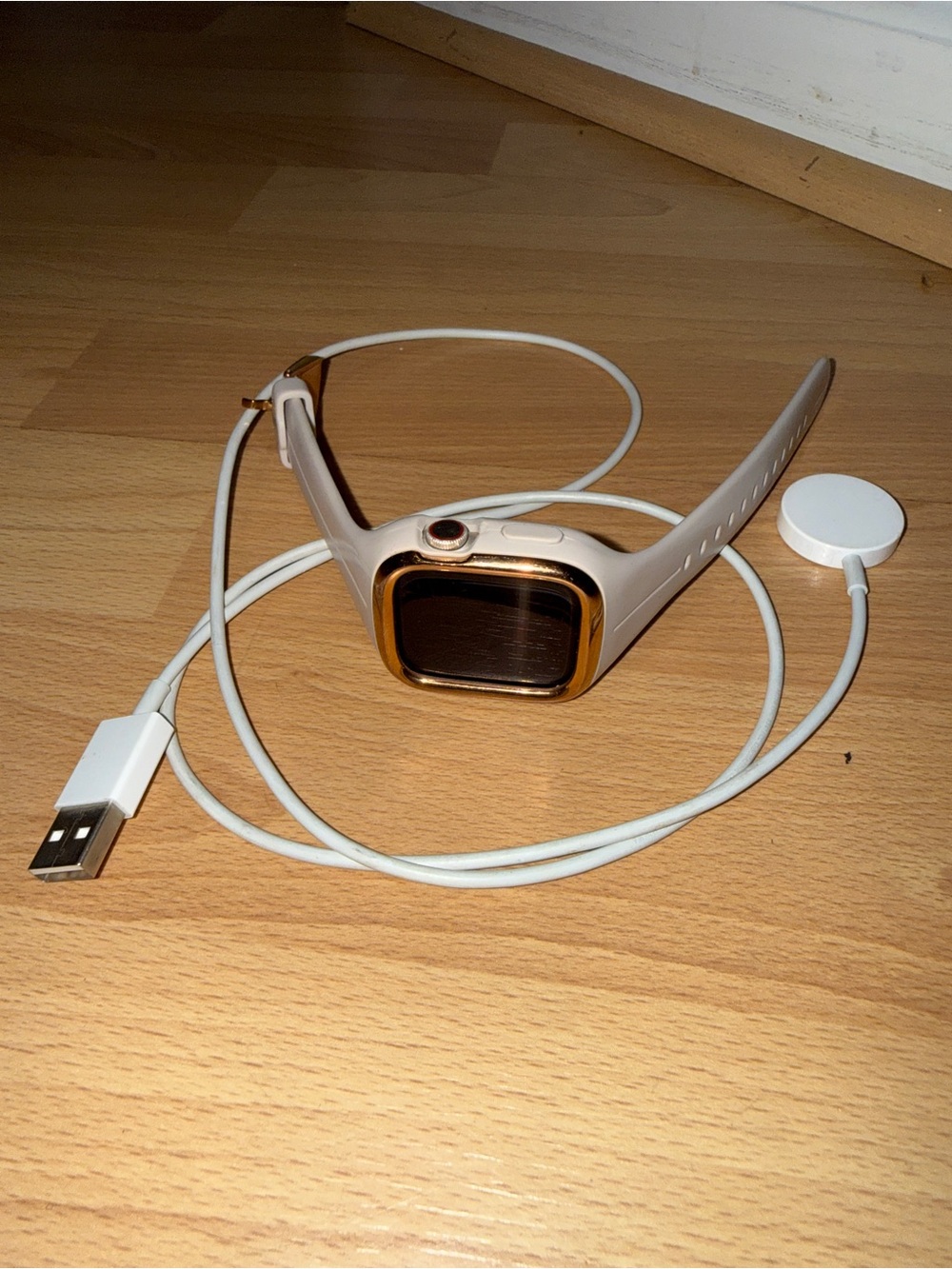 Apple smartwatch Series 9 w/ cellular—Starlight — band, charger⌚️💞